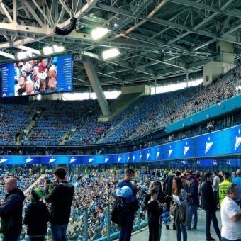 LED displej se stuhou na stadionu